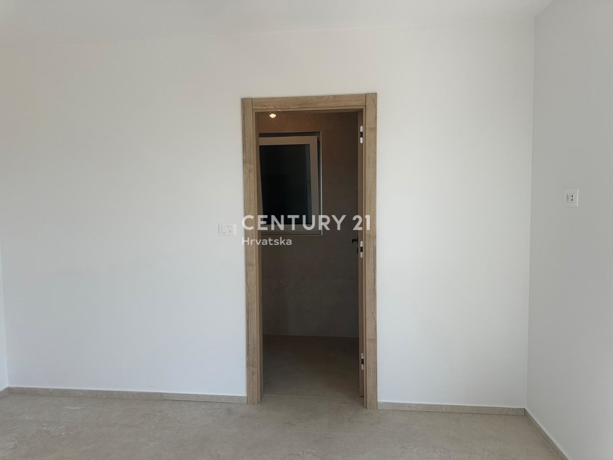 POREČ, VENDESI CASA CON PISCINA, NUOVA COSTRUZIONE, ULTIMA DISPONIBILE VICINO ALLA CINTURA VERDE