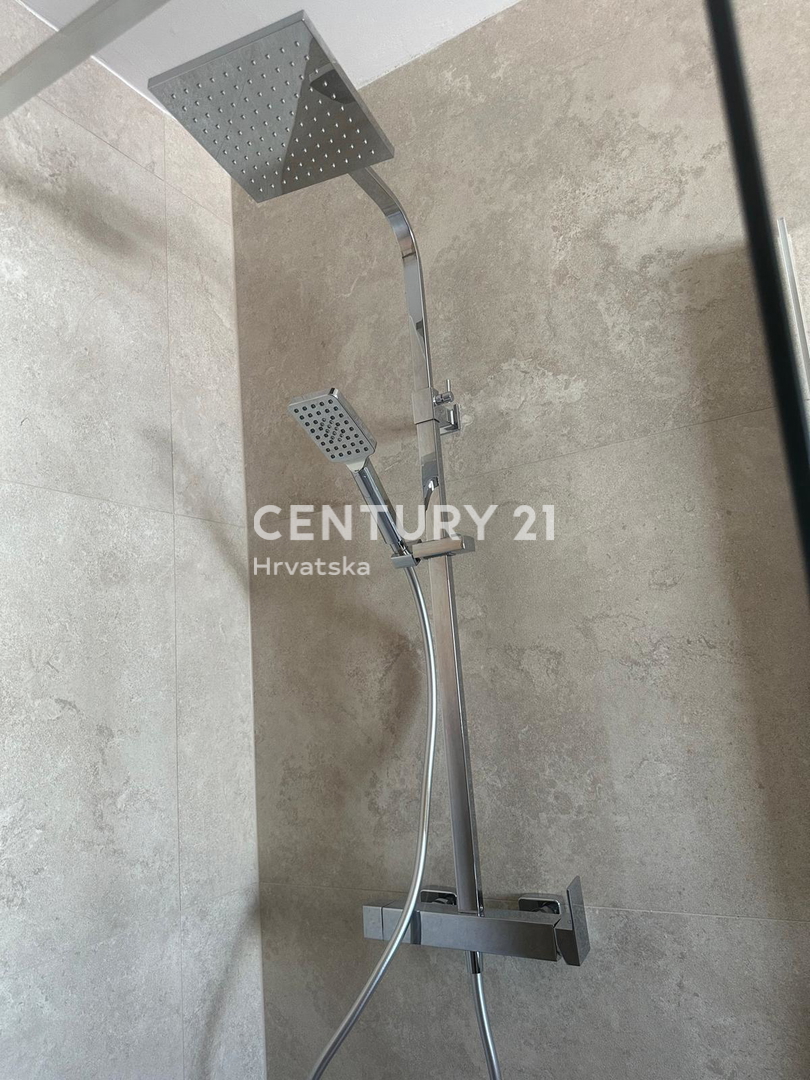 POREČ, VENDESI CASA CON PISCINA, NUOVA COSTRUZIONE, ULTIMA DISPONIBILE VICINO ALLA CINTURA VERDE