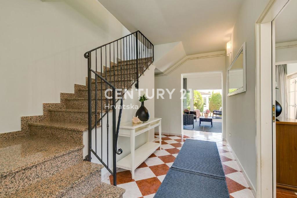POREČ, 7 KM, AMPIA VILLA CON 5 CAMERE DA LETTO E GRANDE PISCINA CIRCONDATA DA PIANTE MEDITERRANEE