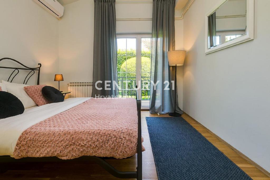 POREČ, 7 KM, AMPIA VILLA CON 5 CAMERE DA LETTO E GRANDE PISCINA CIRCONDATA DA PIANTE MEDITERRANEE