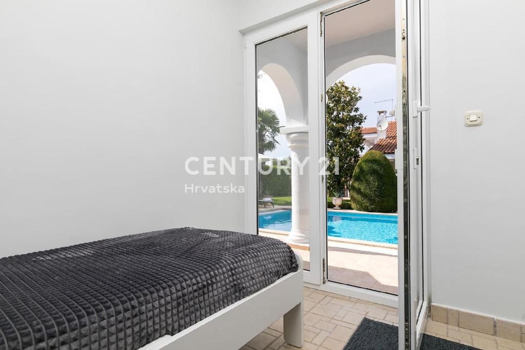 POREČ, 7 KM, AMPIA VILLA CON 5 CAMERE DA LETTO E GRANDE PISCINA CIRCONDATA DA PIANTE MEDITERRANEE