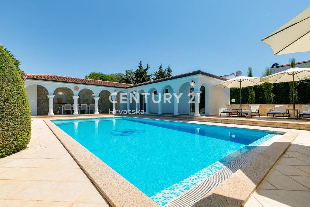 POREČ, 7 KM, AMPIA VILLA CON 5 CAMERE DA LETTO E GRANDE PISCINA CIRCONDATA DA PIANTE MEDITERRANEE