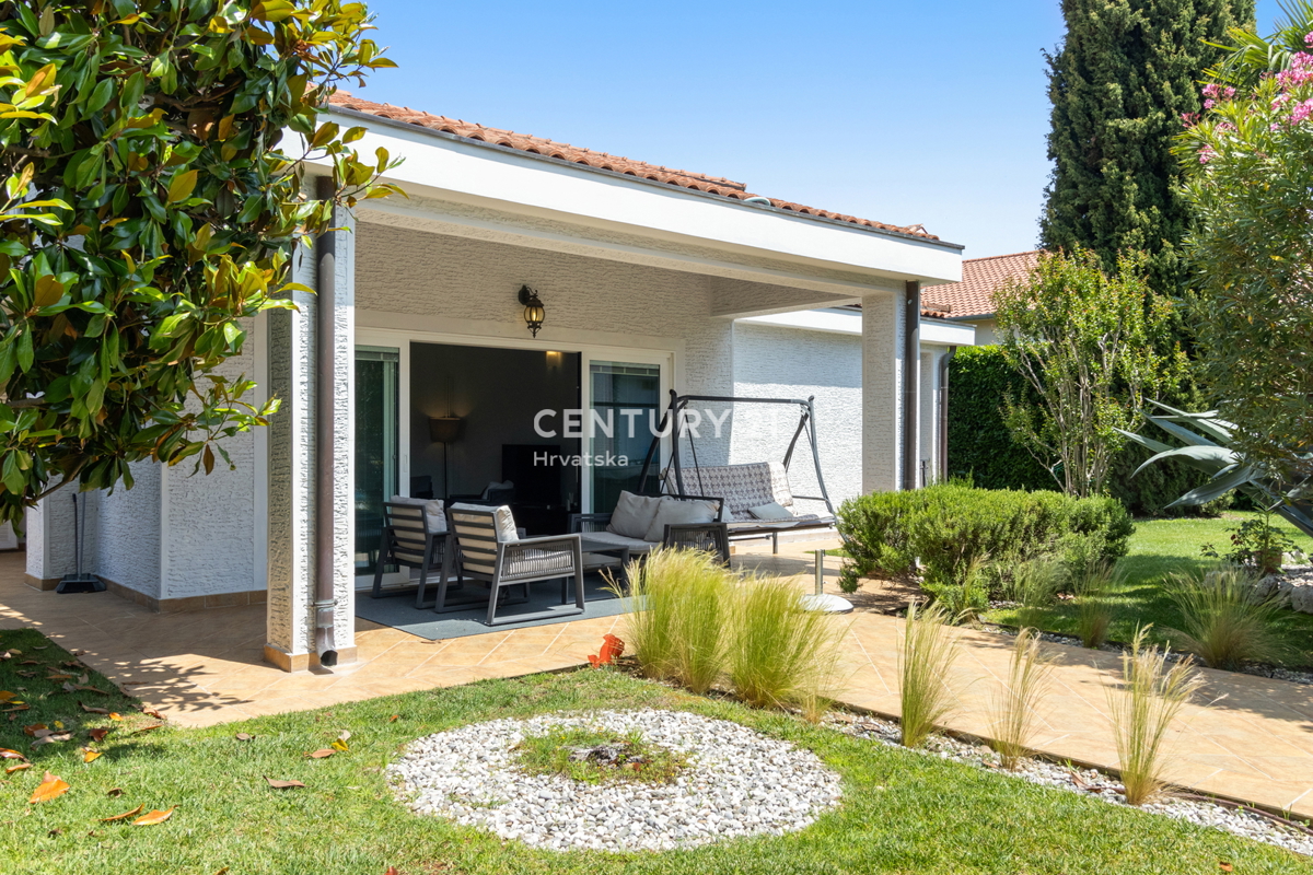 POREČ, 7 KM, AMPIA VILLA CON 5 CAMERE DA LETTO E GRANDE PISCINA CIRCONDATA DA PIANTE MEDITERRANEE
