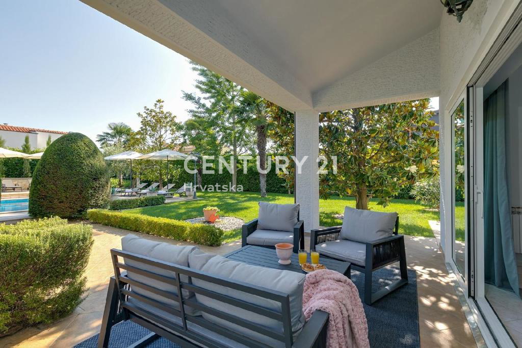 POREČ, 7 KM, AMPIA VILLA CON 5 CAMERE DA LETTO E GRANDE PISCINA CIRCONDATA DA PIANTE MEDITERRANEE