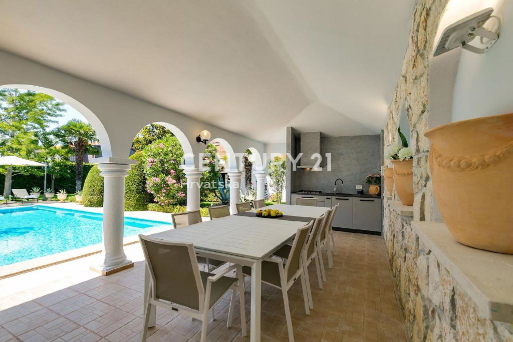 POREČ, 7 KM, AMPIA VILLA CON 5 CAMERE DA LETTO E GRANDE PISCINA CIRCONDATA DA PIANTE MEDITERRANEE