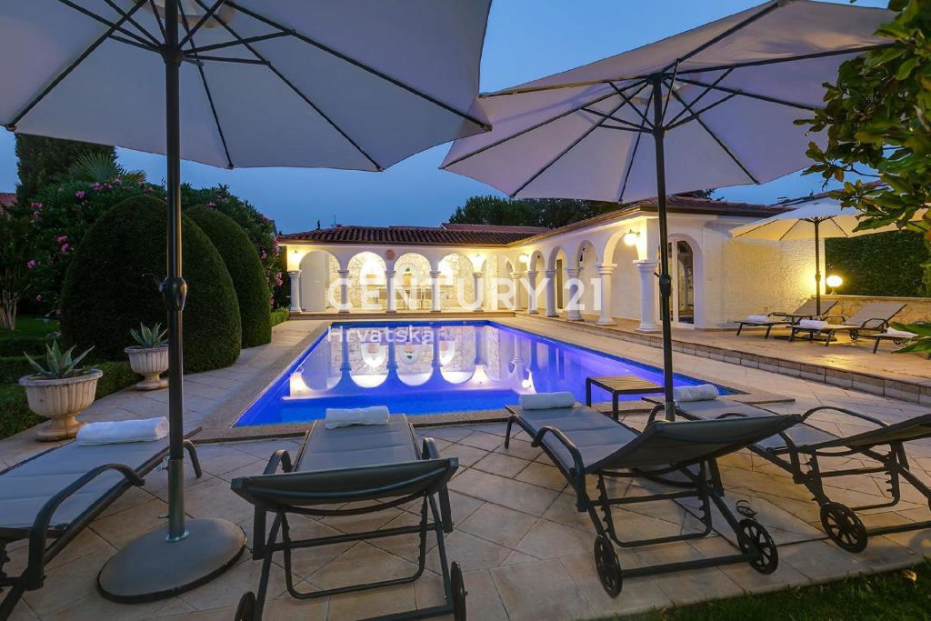 POREČ, 7 KM, AMPIA VILLA CON 5 CAMERE DA LETTO E GRANDE PISCINA CIRCONDATA DA PIANTE MEDITERRANEE