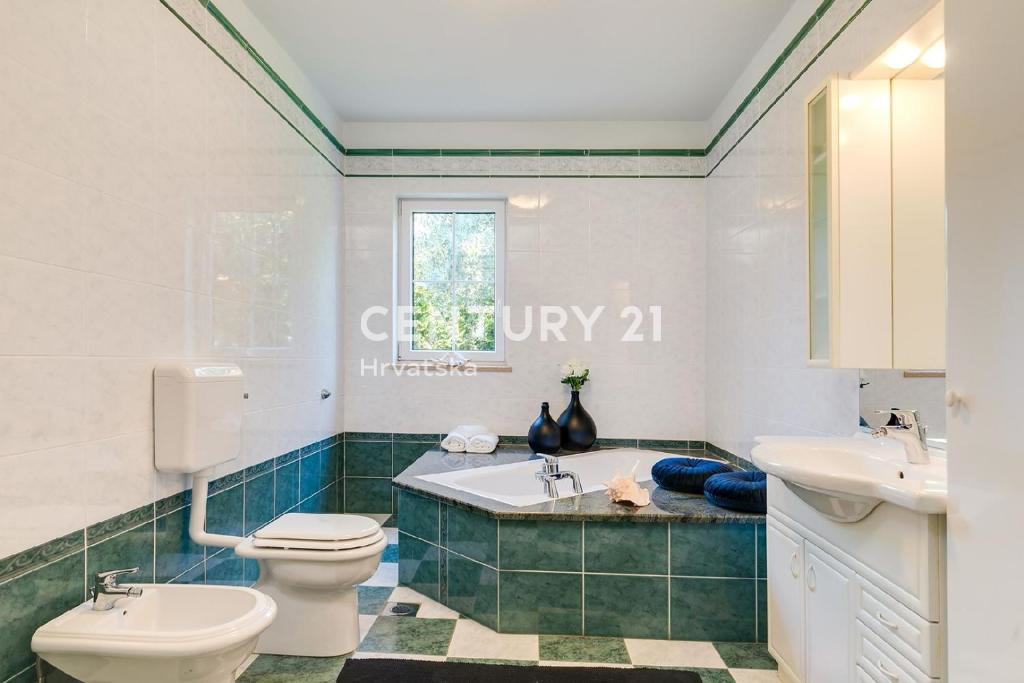 POREČ, 7 KM, AMPIA VILLA CON 5 CAMERE DA LETTO E GRANDE PISCINA CIRCONDATA DA PIANTE MEDITERRANEE