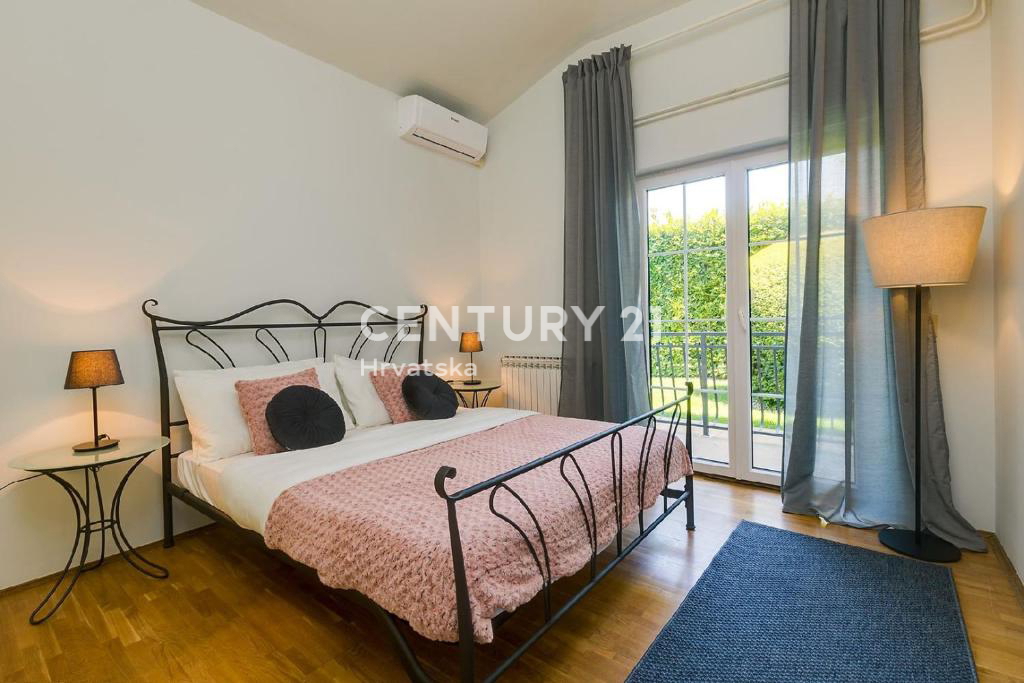 POREČ, 7 KM, AMPIA VILLA CON 5 CAMERE DA LETTO E GRANDE PISCINA CIRCONDATA DA PIANTE MEDITERRANEE