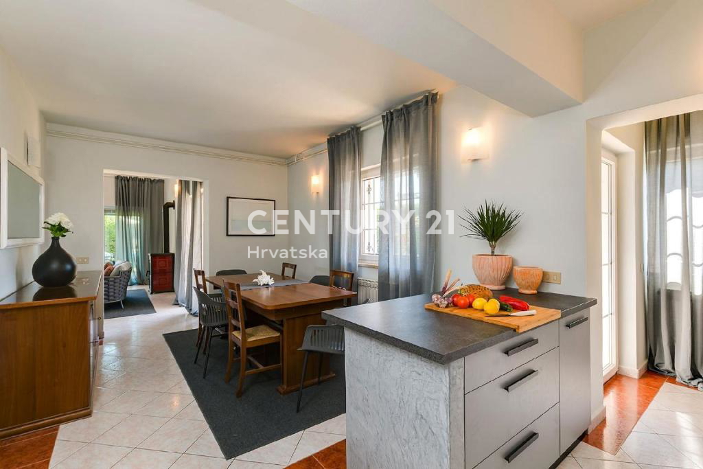 POREČ, 7 KM, AMPIA VILLA CON 5 CAMERE DA LETTO E GRANDE PISCINA CIRCONDATA DA PIANTE MEDITERRANEE