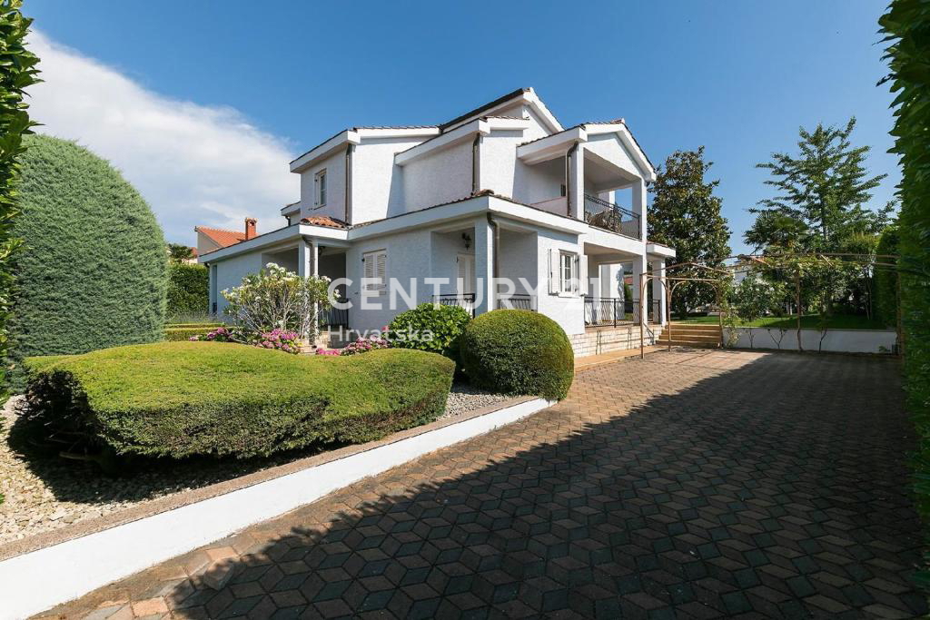 POREČ, 7 KM, AMPIA VILLA CON 5 CAMERE DA LETTO E GRANDE PISCINA CIRCONDATA DA PIANTE MEDITERRANEE