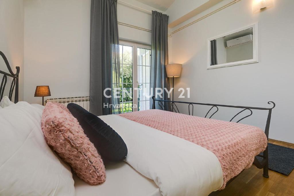 POREČ, 7 KM, AMPIA VILLA CON 5 CAMERE DA LETTO E GRANDE PISCINA CIRCONDATA DA PIANTE MEDITERRANEE