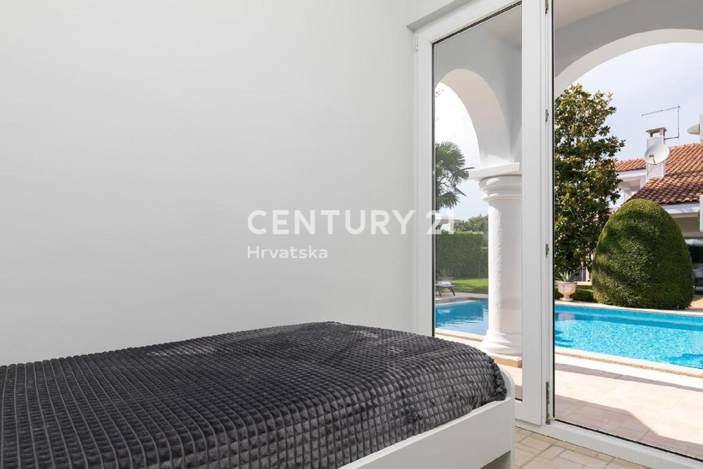 POREČ, 7 KM, AMPIA VILLA CON 5 CAMERE DA LETTO E GRANDE PISCINA CIRCONDATA DA PIANTE MEDITERRANEE