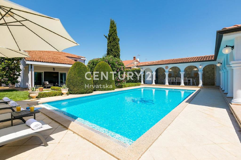 POREČ, 7 KM, AMPIA VILLA CON 5 CAMERE DA LETTO E GRANDE PISCINA CIRCONDATA DA PIANTE MEDITERRANEE