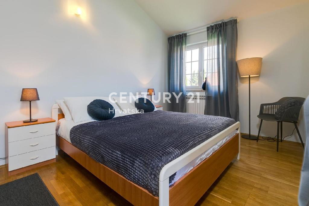 POREČ, 7 KM, AMPIA VILLA CON 5 CAMERE DA LETTO E GRANDE PISCINA CIRCONDATA DA PIANTE MEDITERRANEE
