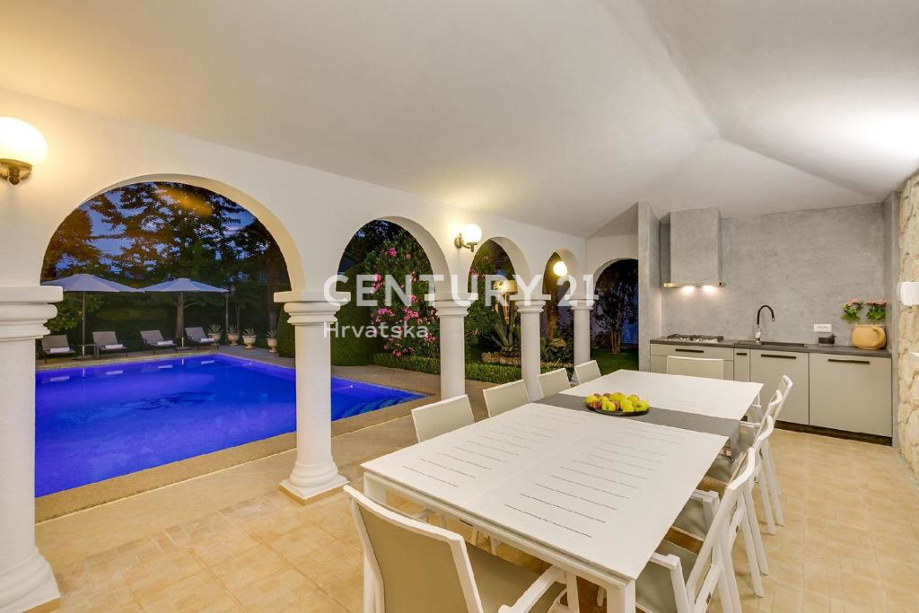POREČ, 7 KM, AMPIA VILLA CON 5 CAMERE DA LETTO E GRANDE PISCINA CIRCONDATA DA PIANTE MEDITERRANEE
