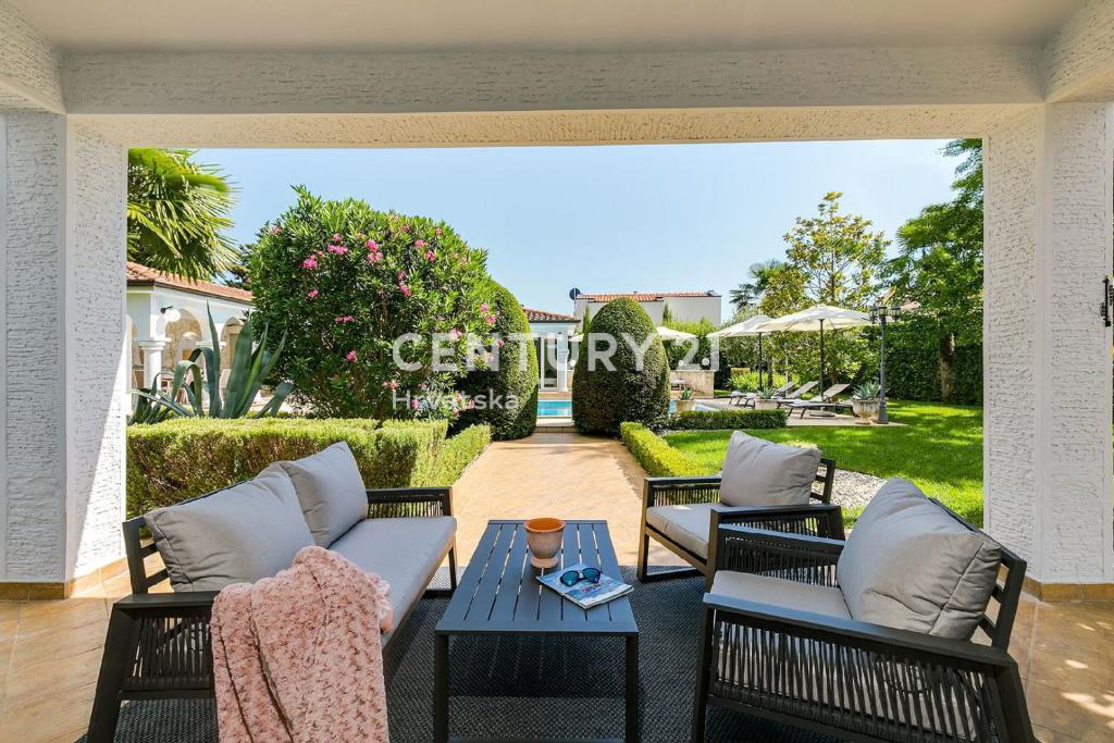 POREČ, 7 KM, AMPIA VILLA CON 5 CAMERE DA LETTO E GRANDE PISCINA CIRCONDATA DA PIANTE MEDITERRANEE