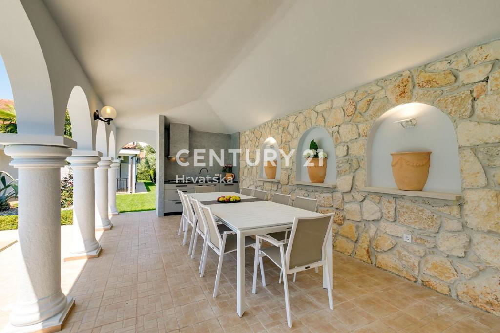 POREČ, 7 KM, AMPIA VILLA CON 5 CAMERE DA LETTO E GRANDE PISCINA CIRCONDATA DA PIANTE MEDITERRANEE