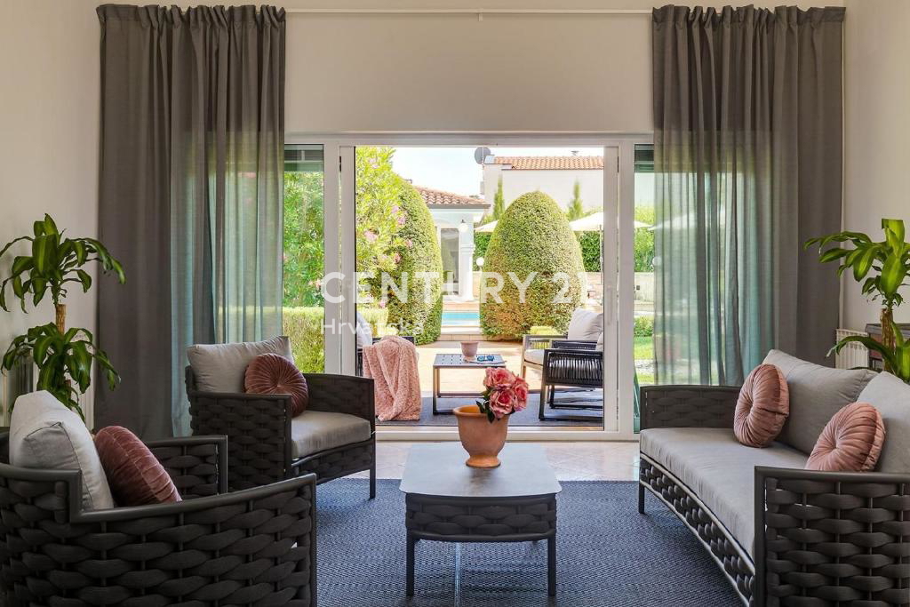 POREČ, 7 KM, AMPIA VILLA CON 5 CAMERE DA LETTO E GRANDE PISCINA CIRCONDATA DA PIANTE MEDITERRANEE