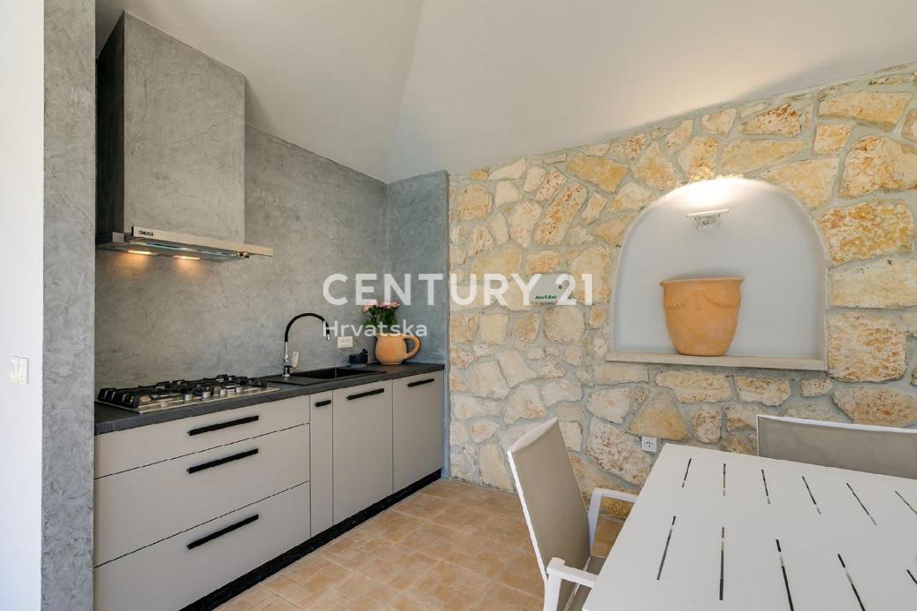 POREČ, 7 KM, AMPIA VILLA CON 5 CAMERE DA LETTO E GRANDE PISCINA CIRCONDATA DA PIANTE MEDITERRANEE