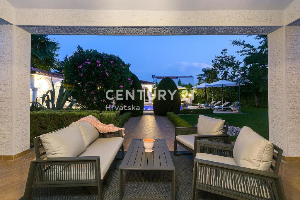 POREČ, 7 KM, AMPIA VILLA CON 5 CAMERE DA LETTO E GRANDE PISCINA CIRCONDATA DA PIANTE MEDITERRANEE