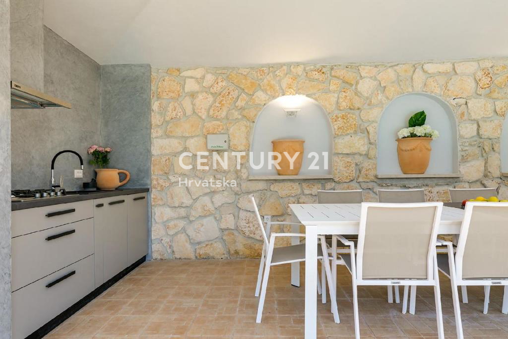 POREČ, 7 KM, AMPIA VILLA CON 5 CAMERE DA LETTO E GRANDE PISCINA CIRCONDATA DA PIANTE MEDITERRANEE
