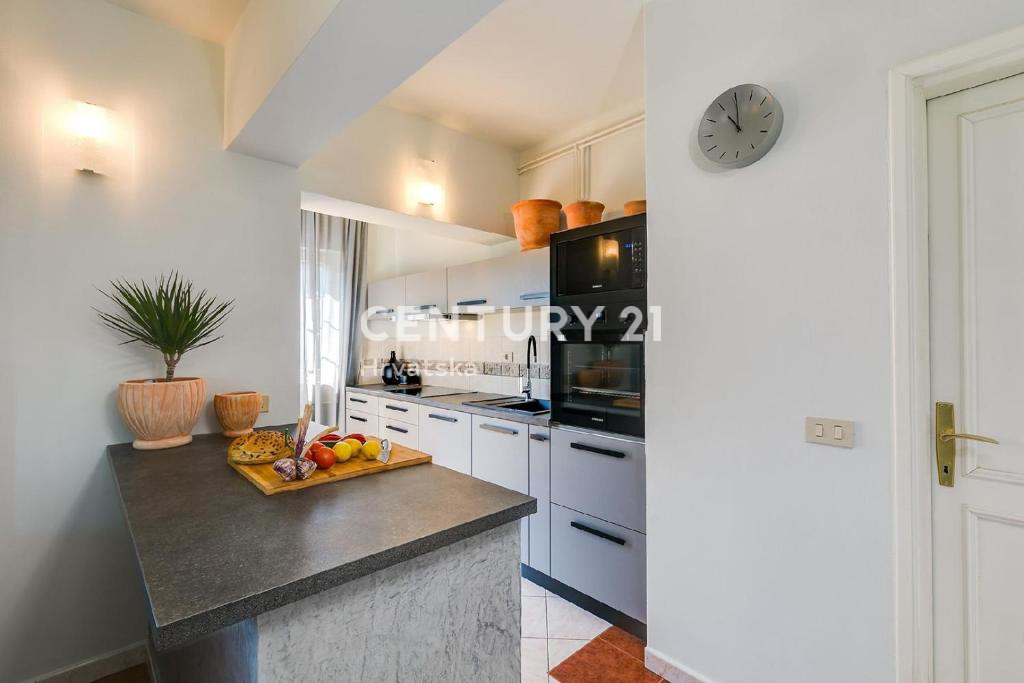 POREČ, 7 KM, AMPIA VILLA CON 5 CAMERE DA LETTO E GRANDE PISCINA CIRCONDATA DA PIANTE MEDITERRANEE