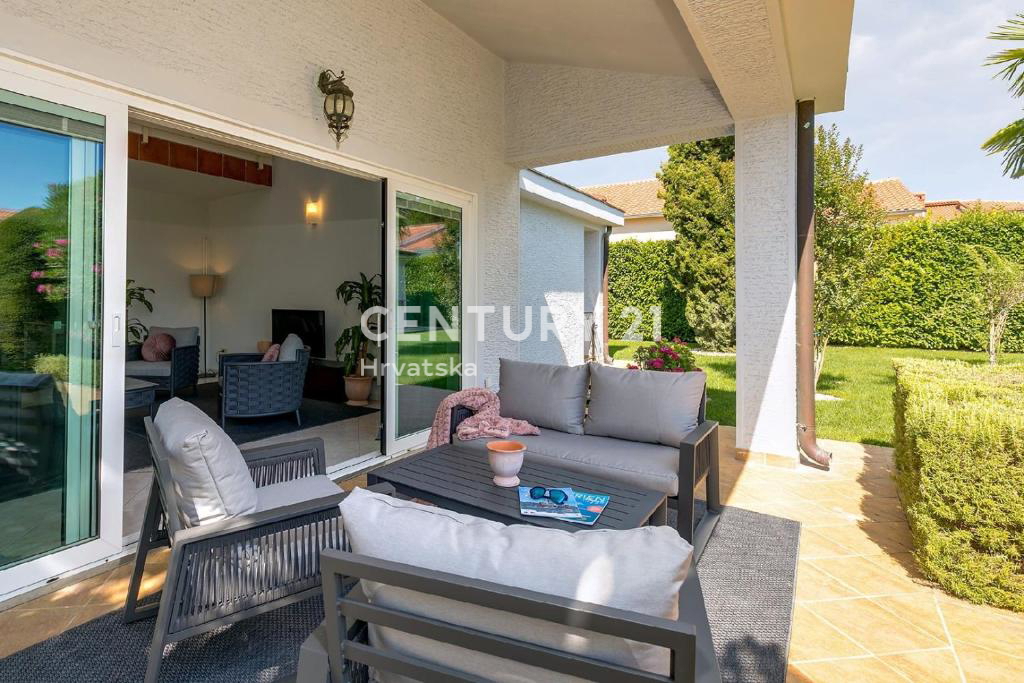 POREČ, 7 KM, AMPIA VILLA CON 5 CAMERE DA LETTO E GRANDE PISCINA CIRCONDATA DA PIANTE MEDITERRANEE