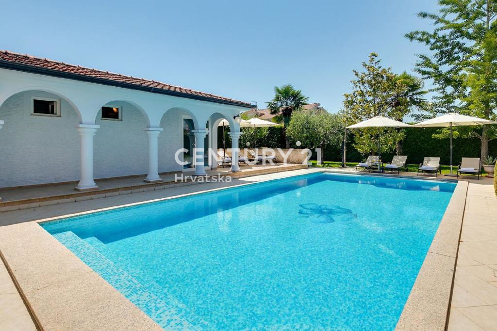 POREČ, 7 KM, AMPIA VILLA CON 5 CAMERE DA LETTO E GRANDE PISCINA CIRCONDATA DA PIANTE MEDITERRANEE
