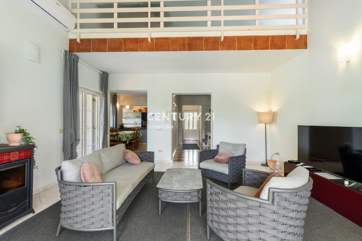 POREČ, 7 KM, AMPIA VILLA CON 5 CAMERE DA LETTO E GRANDE PISCINA CIRCONDATA DA PIANTE MEDITERRANEE