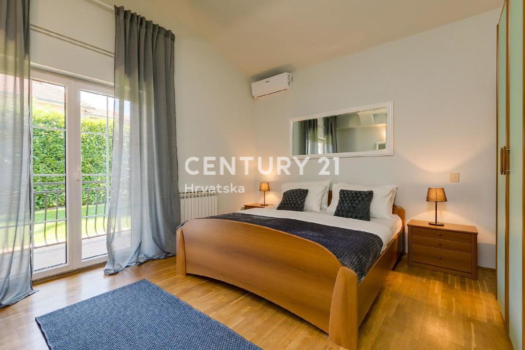 POREČ, 7 KM, AMPIA VILLA CON 5 CAMERE DA LETTO E GRANDE PISCINA CIRCONDATA DA PIANTE MEDITERRANEE