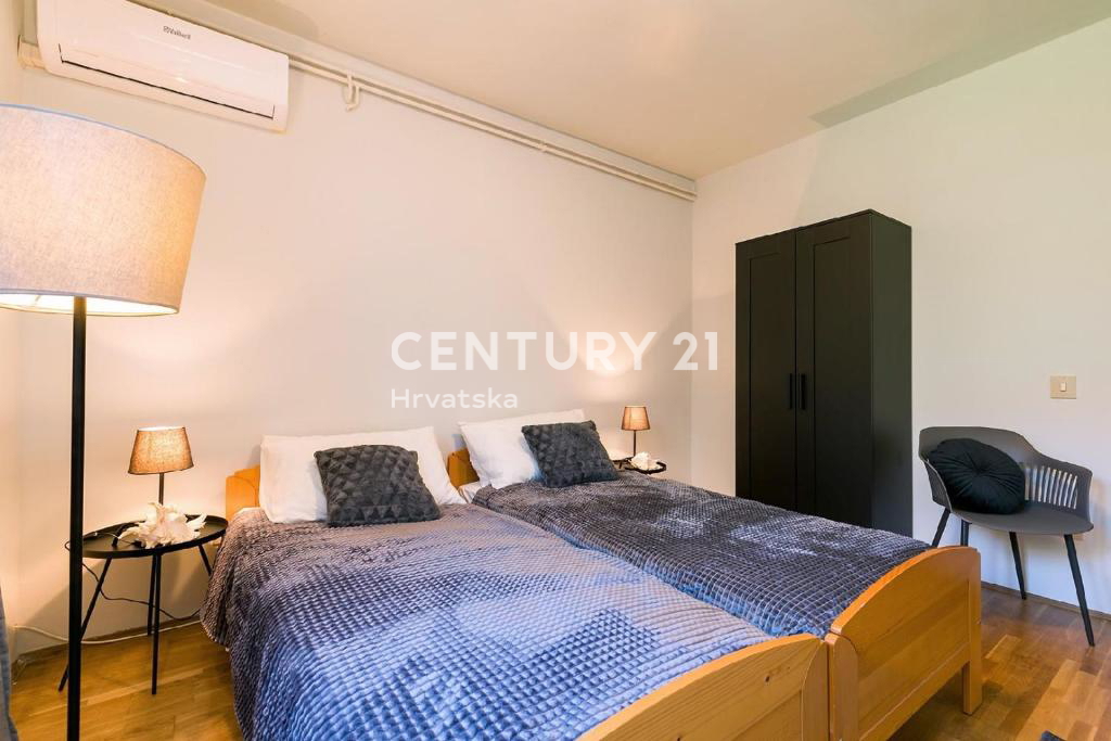 POREČ, 7 KM, AMPIA VILLA CON 5 CAMERE DA LETTO E GRANDE PISCINA CIRCONDATA DA PIANTE MEDITERRANEE