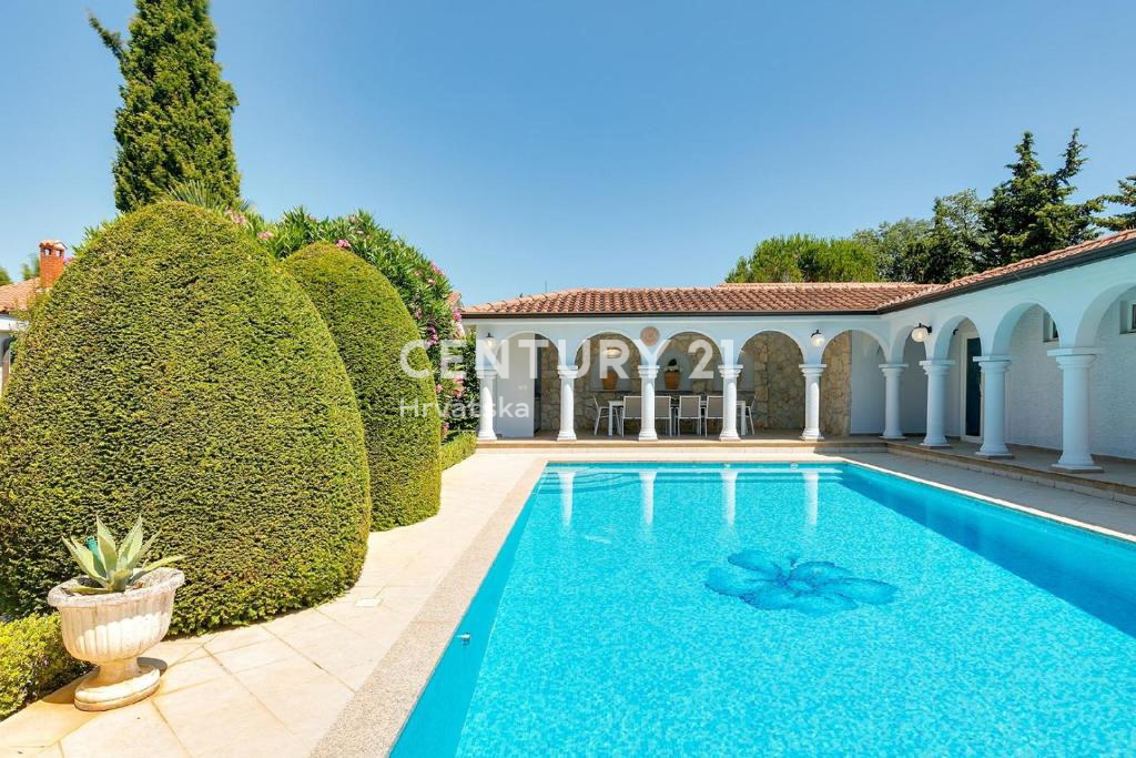 POREČ, 7 KM, AMPIA VILLA CON 5 CAMERE DA LETTO E GRANDE PISCINA CIRCONDATA DA PIANTE MEDITERRANEE