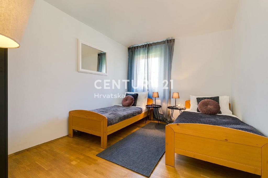 POREČ, 7 KM, AMPIA VILLA CON 5 CAMERE DA LETTO E GRANDE PISCINA CIRCONDATA DA PIANTE MEDITERRANEE