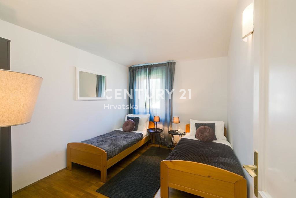 POREČ, 7 KM, AMPIA VILLA CON 5 CAMERE DA LETTO E GRANDE PISCINA CIRCONDATA DA PIANTE MEDITERRANEE