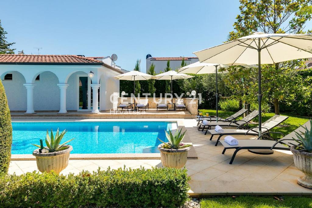 POREČ, 7 KM, AMPIA VILLA CON 5 CAMERE DA LETTO E GRANDE PISCINA CIRCONDATA DA PIANTE MEDITERRANEE