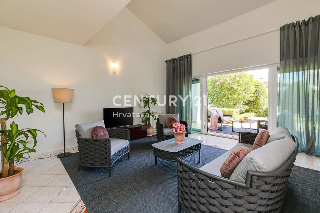 POREČ, 7 KM, AMPIA VILLA CON 5 CAMERE DA LETTO E GRANDE PISCINA CIRCONDATA DA PIANTE MEDITERRANEE
