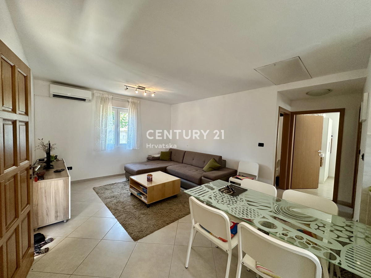 PULA, VALTURA, VILLA AL PIANO TERRA CON DUE CAMERE DA LETTO