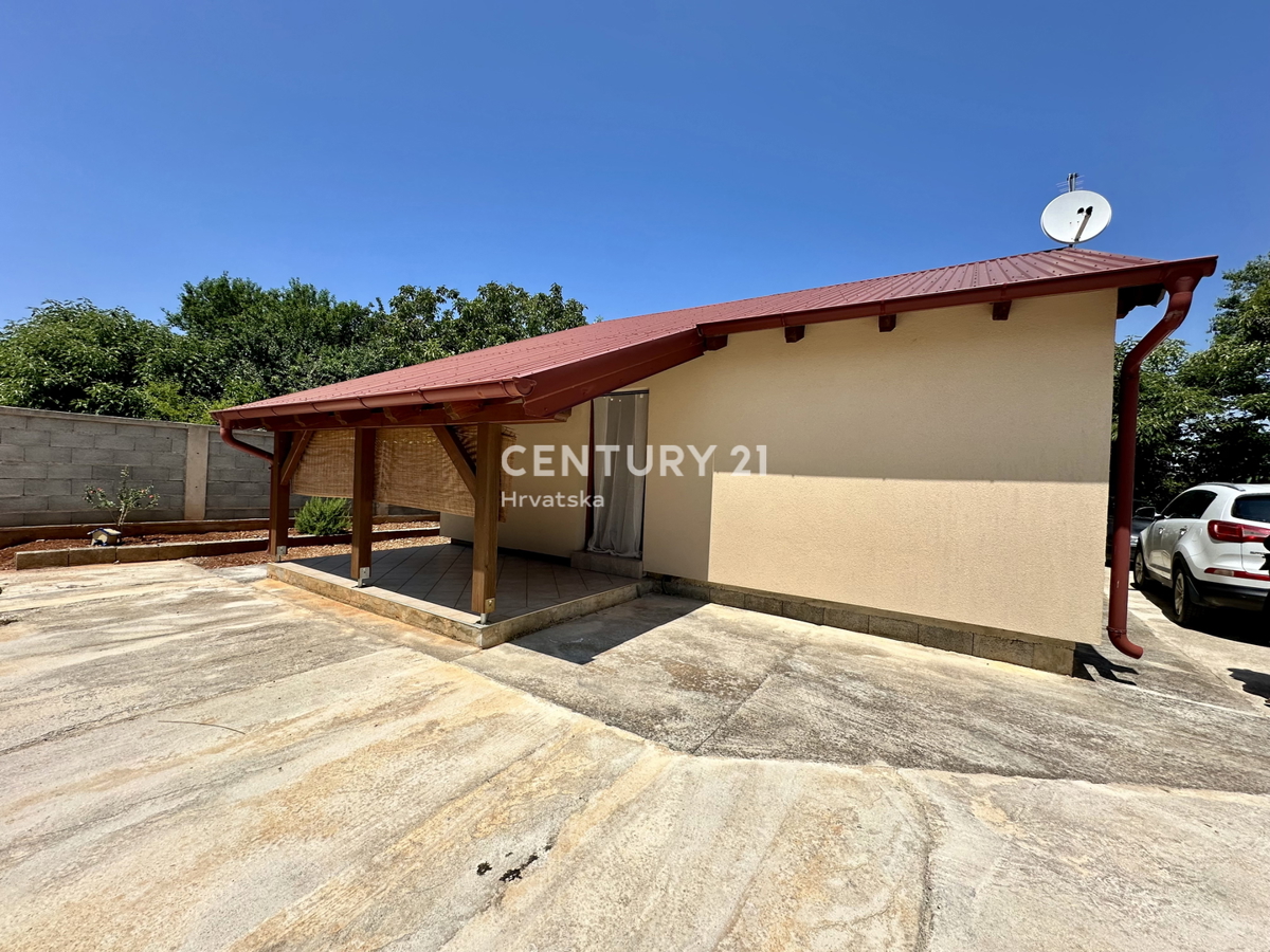 PULA, VALTURA, VILLA AL PIANO TERRA CON DUE CAMERE DA LETTO