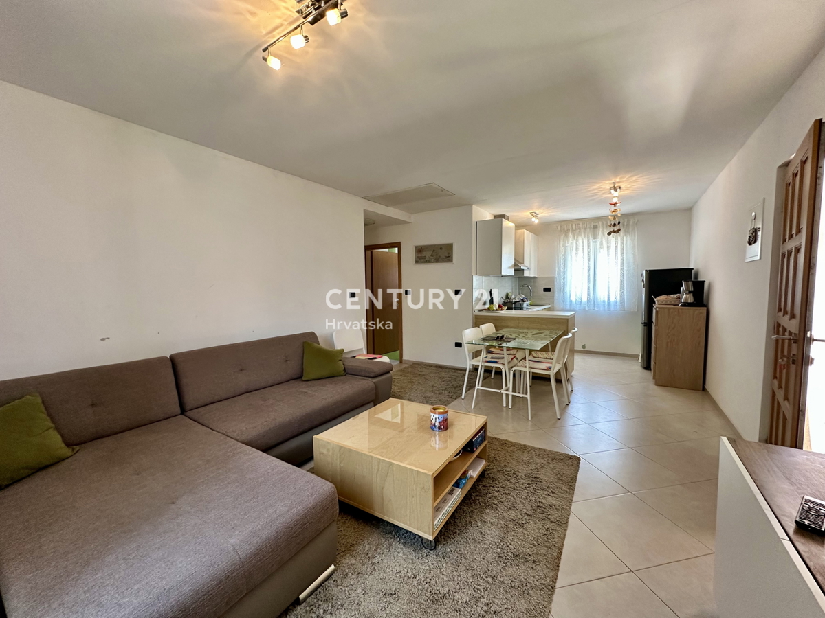 PULA, VALTURA, VILLA AL PIANO TERRA CON DUE CAMERE DA LETTO