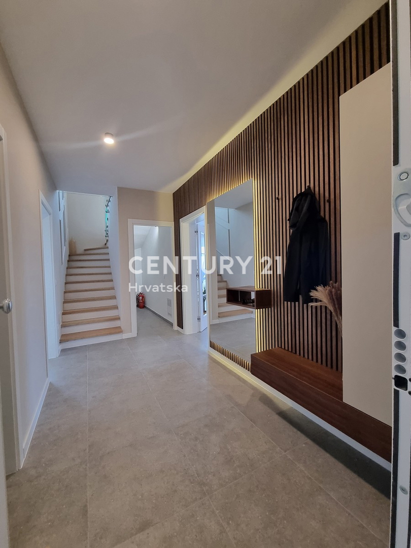 TAR VABRIGA, NUOVA COSTRUZIONE, APPARTAMENTO SU DUE LIVELLI AL PIANO TERRA E PRIMO PIANO CON PISCINA