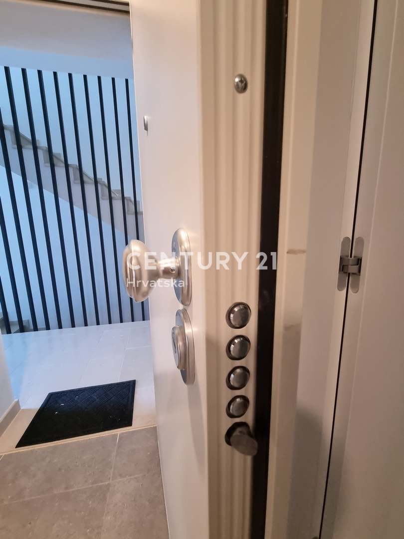 TAR VABRIGA, NUOVA COSTRUZIONE, APPARTAMENTO SU DUE LIVELLI AL PIANO TERRA E PRIMO PIANO CON PISCINA