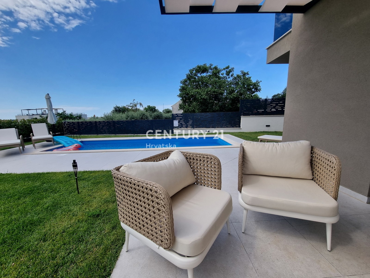 TAR VABRIGA, NUOVA COSTRUZIONE, APPARTAMENTO SU DUE LIVELLI AL PIANO TERRA E PRIMO PIANO CON PISCINA