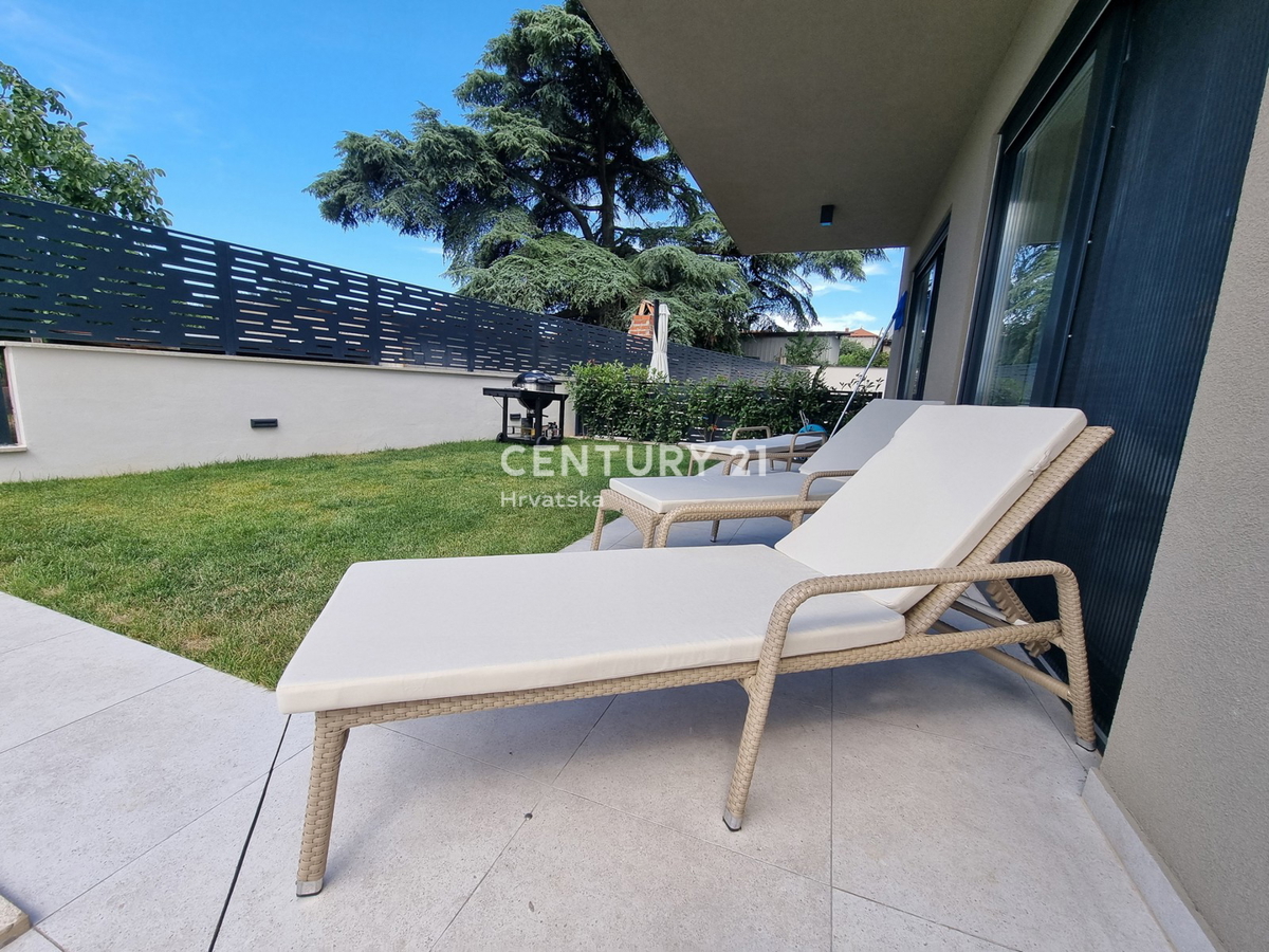 TAR VABRIGA, NUOVA COSTRUZIONE, APPARTAMENTO SU DUE LIVELLI AL PIANO TERRA E PRIMO PIANO CON PISCINA