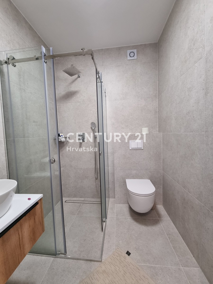 TAR VABRIGA, NUOVA COSTRUZIONE, APPARTAMENTO SU DUE LIVELLI AL PIANO TERRA E PRIMO PIANO CON PISCINA