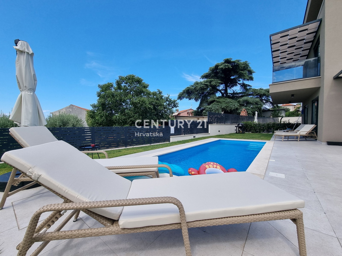 TAR VABRIGA, NUOVA COSTRUZIONE, APPARTAMENTO SU DUE LIVELLI AL PIANO TERRA E PRIMO PIANO CON PISCINA