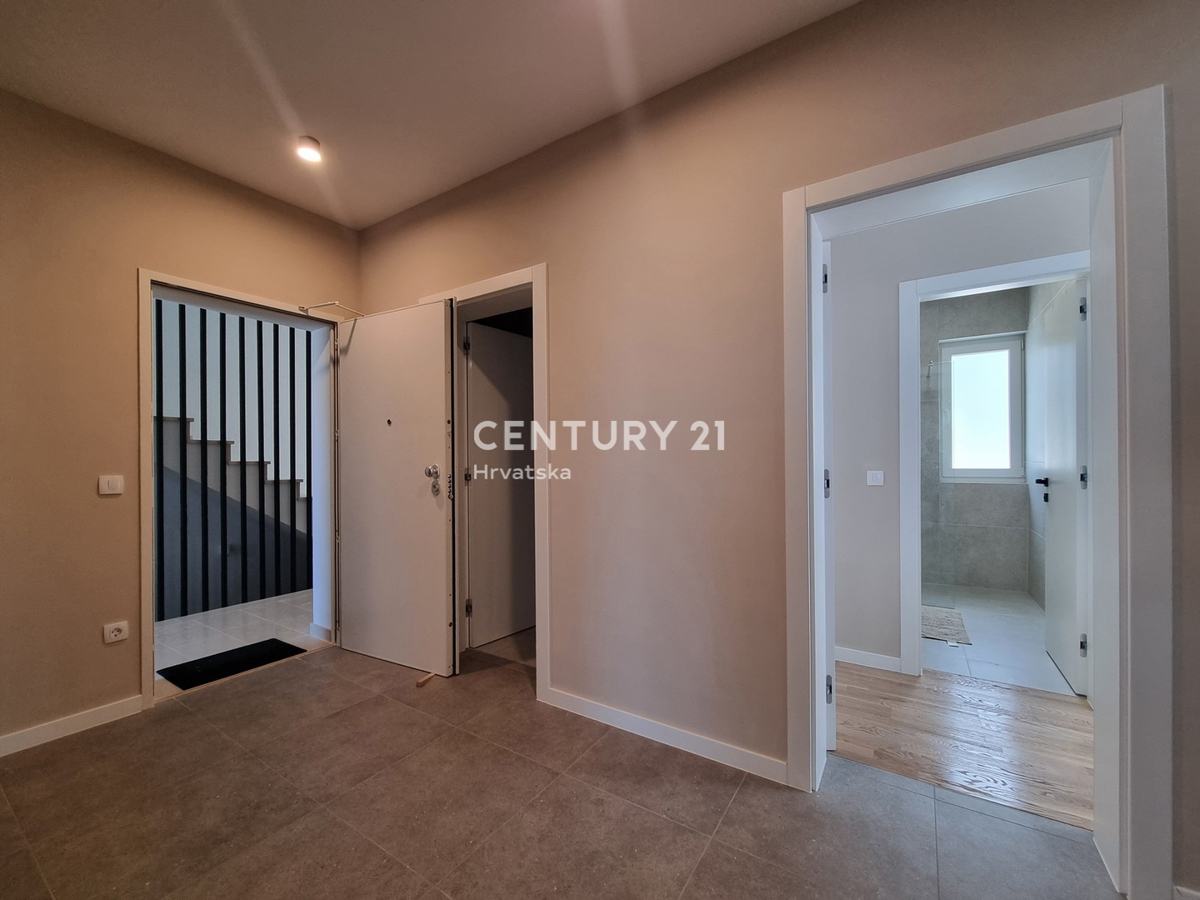 TAR VABRIGA, NUOVA COSTRUZIONE, APPARTAMENTO SU DUE LIVELLI AL PIANO TERRA E PRIMO PIANO CON PISCINA