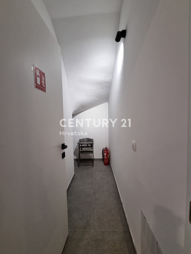 TAR VABRIGA, NUOVA COSTRUZIONE, APPARTAMENTO SU DUE LIVELLI AL PIANO TERRA E PRIMO PIANO CON PISCINA