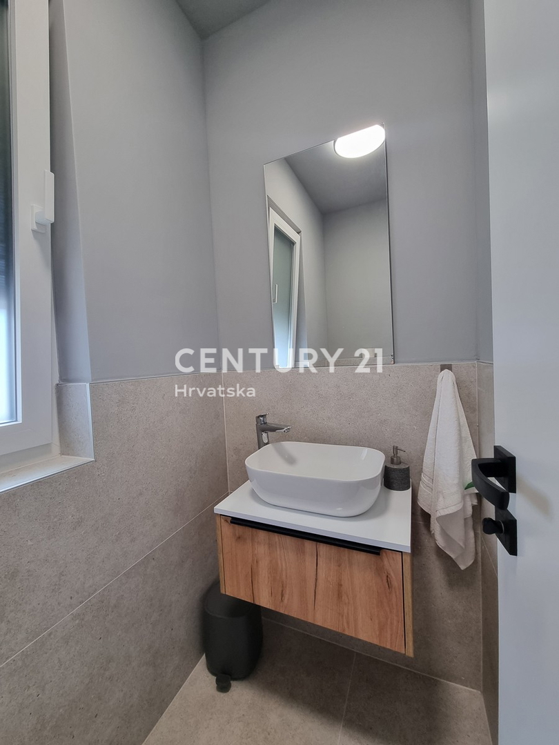 TAR VABRIGA, NUOVA COSTRUZIONE, APPARTAMENTO SU DUE LIVELLI AL PIANO TERRA E PRIMO PIANO CON PISCINA