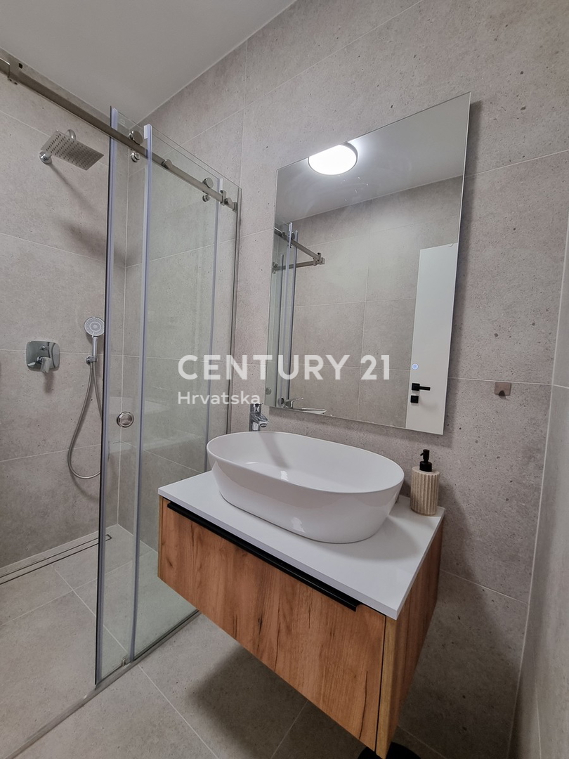 TAR VABRIGA, NUOVA COSTRUZIONE, APPARTAMENTO SU DUE LIVELLI AL PIANO TERRA E PRIMO PIANO CON PISCINA