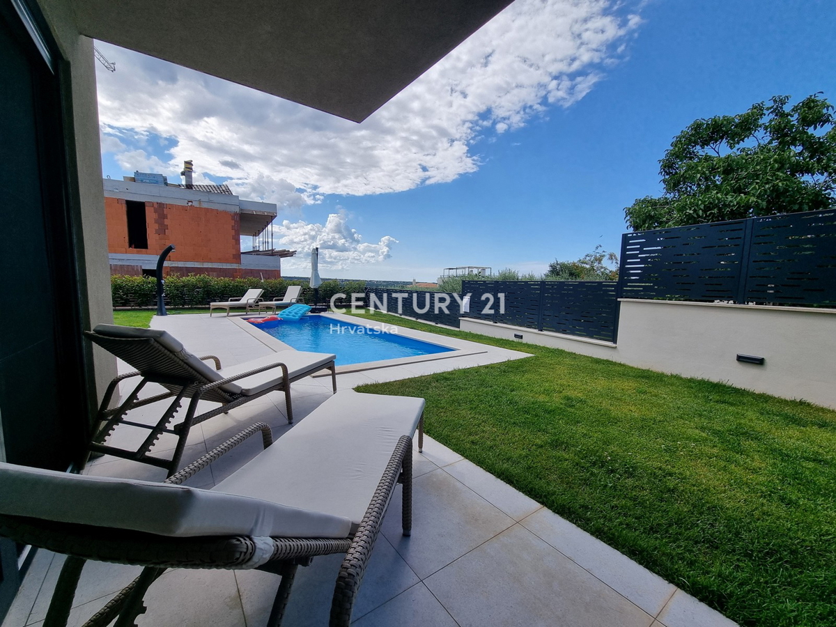 TAR VABRIGA, NUOVA COSTRUZIONE, APPARTAMENTO SU DUE LIVELLI AL PIANO TERRA E PRIMO PIANO CON PISCINA